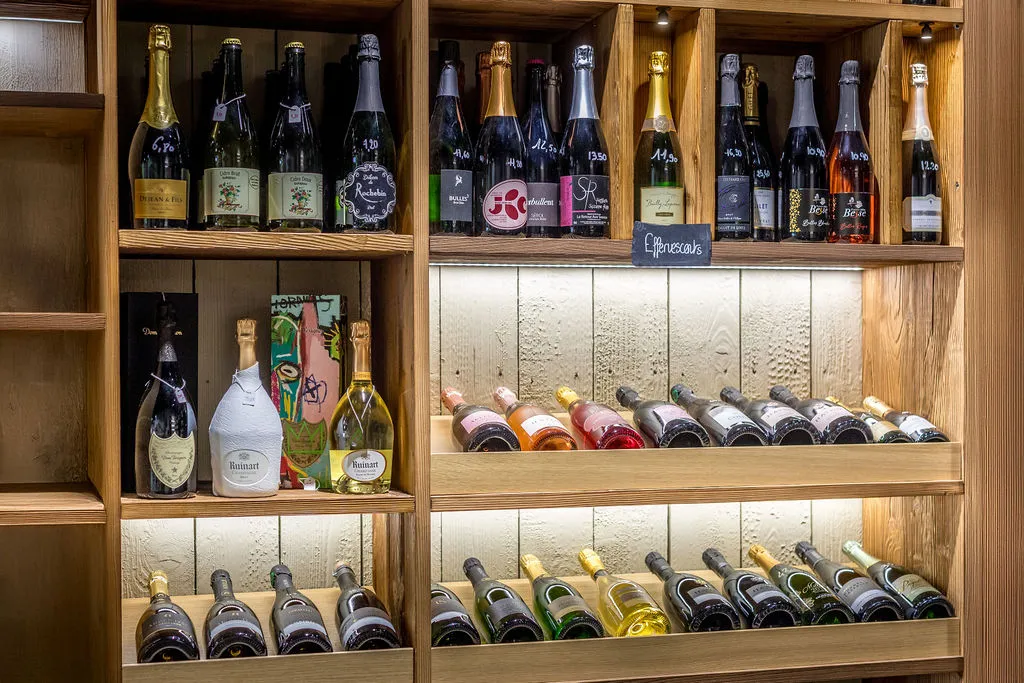 Étagère d'effervescents et de champagnes à la cave