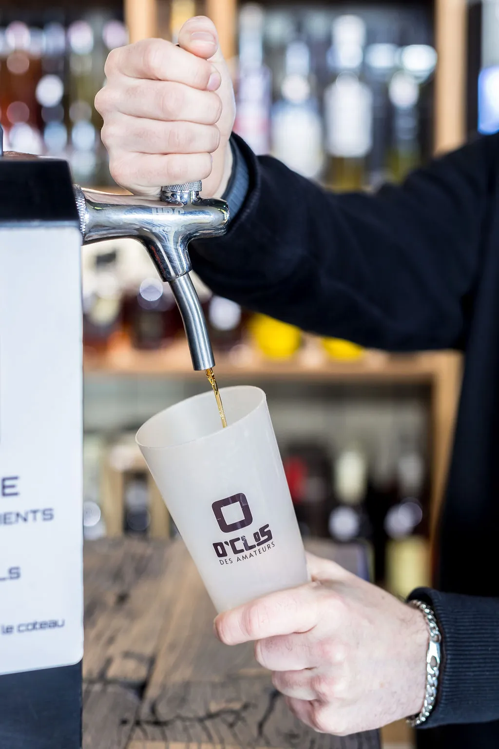 Bière tirée à la pression dans un gobelet siglé O'Clos des Amateurs
